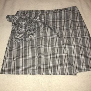 Plaid skirt with bow